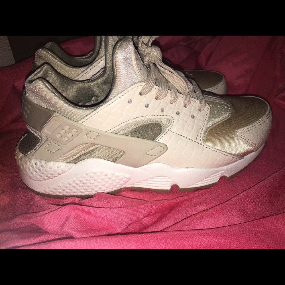 Nike women hurraches shoes size 9